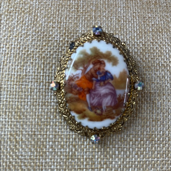 Vintage Cameo Brooch with Gold Detailing - Picture 3 of 5